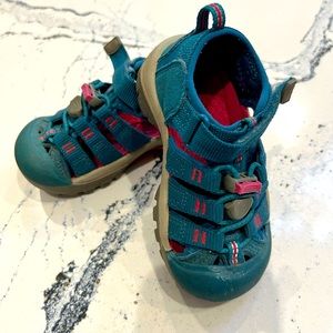 Keen kids sandals // size 8 toddler // perfect summer closed toe sandals!!